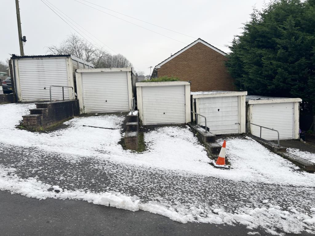 Lot: 18 - FREEHOLD BLOCK OF FIVE GARAGES - General view of the front of the garages